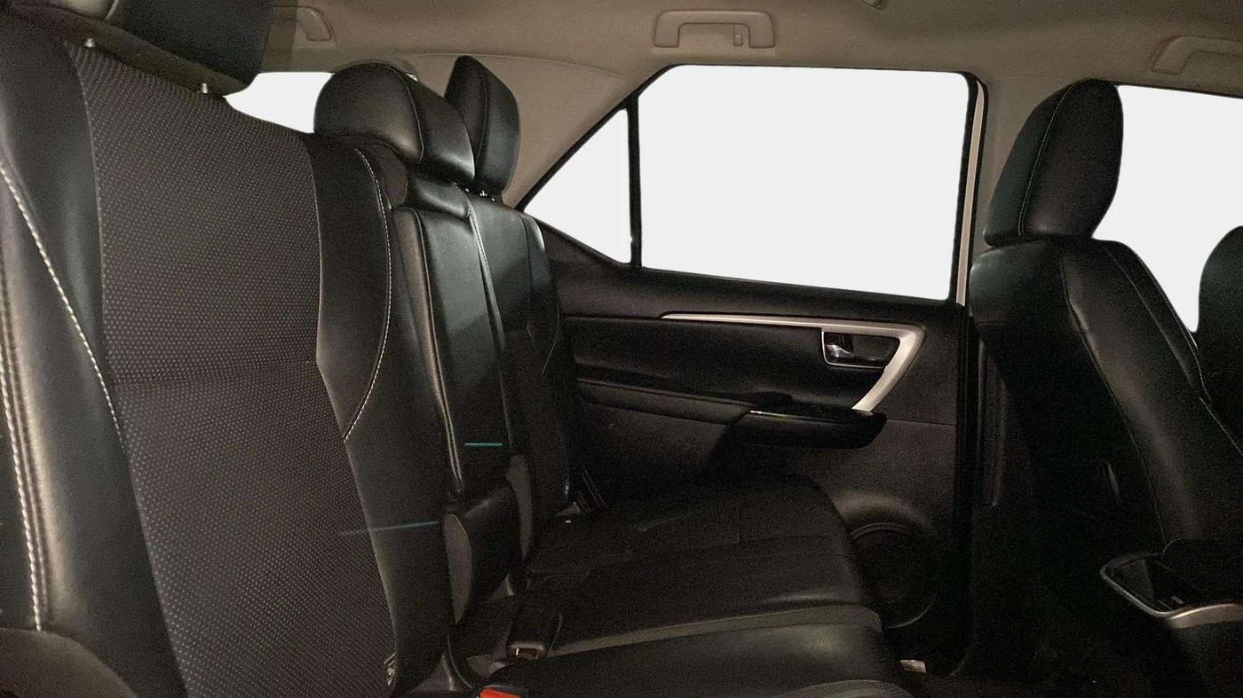 2022 Toyota Fortuner 4X2 MT 2.7 PETROL, Petrol, Manual, 10,863 km, Right Side Rear Door Cabin
