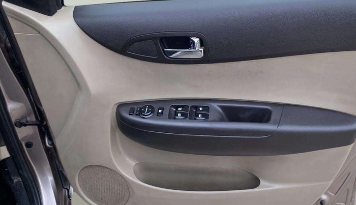 2013 Hyundai i20 SPORTZ 1.2, Petrol, Manual, 1,11,619 km, Driver Side Door Panels Control