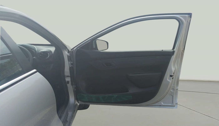 2024 Renault Kwid RXT 1.0, Petrol, Manual, 5,465 km, RHS Front Door