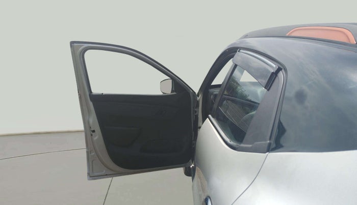 2024 Renault Kwid RXT 1.0, Petrol, Manual, 5,465 km, LHS Front Door