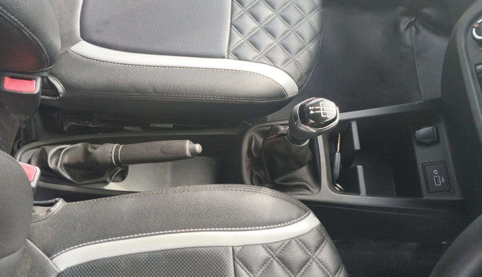 2024 Renault Kwid RXT 1.0, Petrol, Manual, 5,465 km, Gear Lever