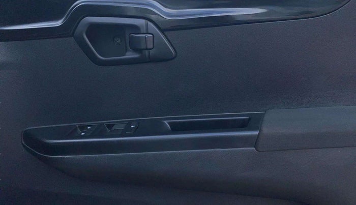 2018 Mahindra KUV 100 NXT K8 P 6 STR DUAL TONE, Petrol, Manual, 62,938 km, Driver Side Door Panels Control