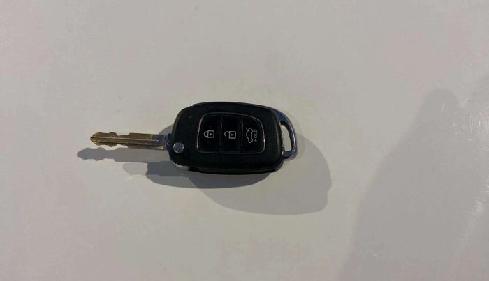 2020 Hyundai AURA S 1.2, Petrol, Manual, 1,06,595 km, Key Close Up
