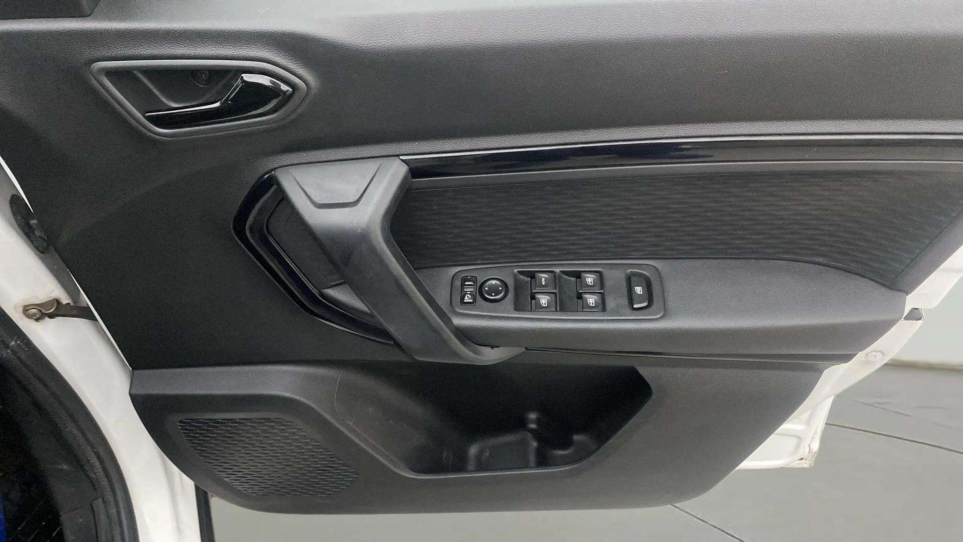 Driver-side-door-panel-control-39