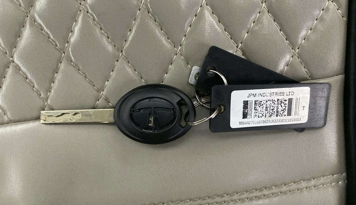 2021 Tata ALTROZ XE PETROL, Petrol, Manual, 30,481 km, Key Close Up