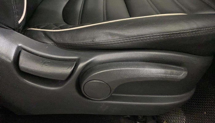 2016 Hyundai Creta SX PLUS 1.6 PETROL, Petrol, Manual, 72,961 km, Driver Side Adjustment Panel