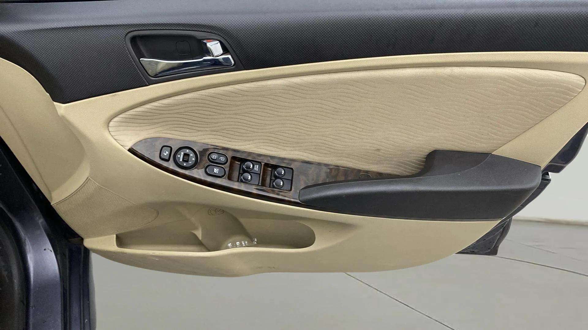 Driver-side-door-panel-control-39