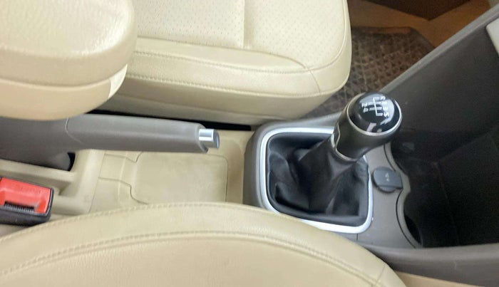 2017 Volkswagen Vento HIGHLINE 1.6 MPI, Petrol, Manual, 62,906 km, Gear Lever