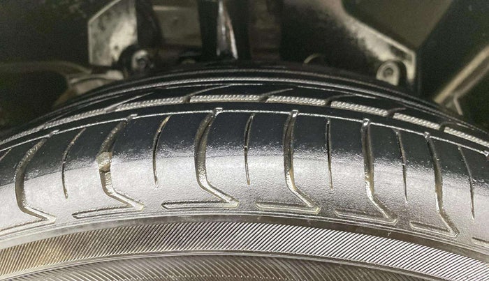 2017 Ford Ecosport TITANIUM 1.5L DIESEL, Diesel, Manual, 1,23,605 km, Right Front Tyre Tread