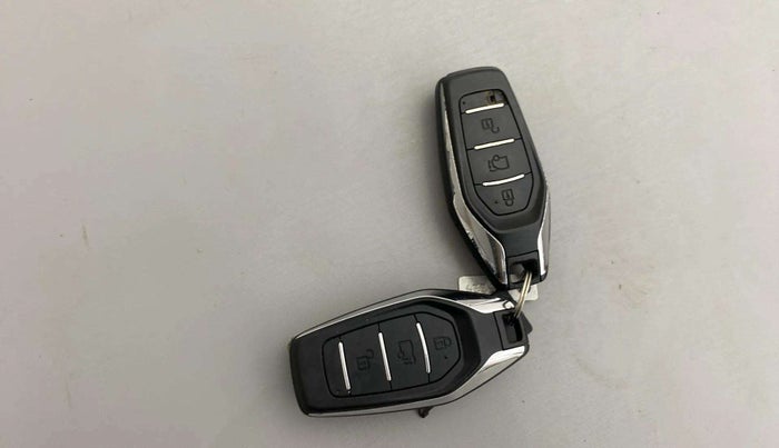 2018 Mahindra XUV500 W10 AT, Diesel, Automatic, 84,034 km, Key Close Up