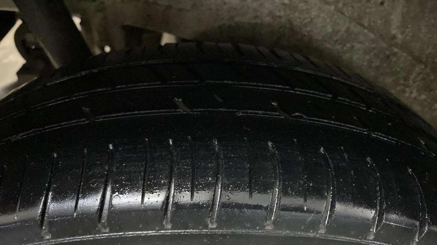 2017 Maruti Wagon R 1.0 VXI AMT, Petrol, Automatic, 28,047 km, Right Rear Tyre Tread