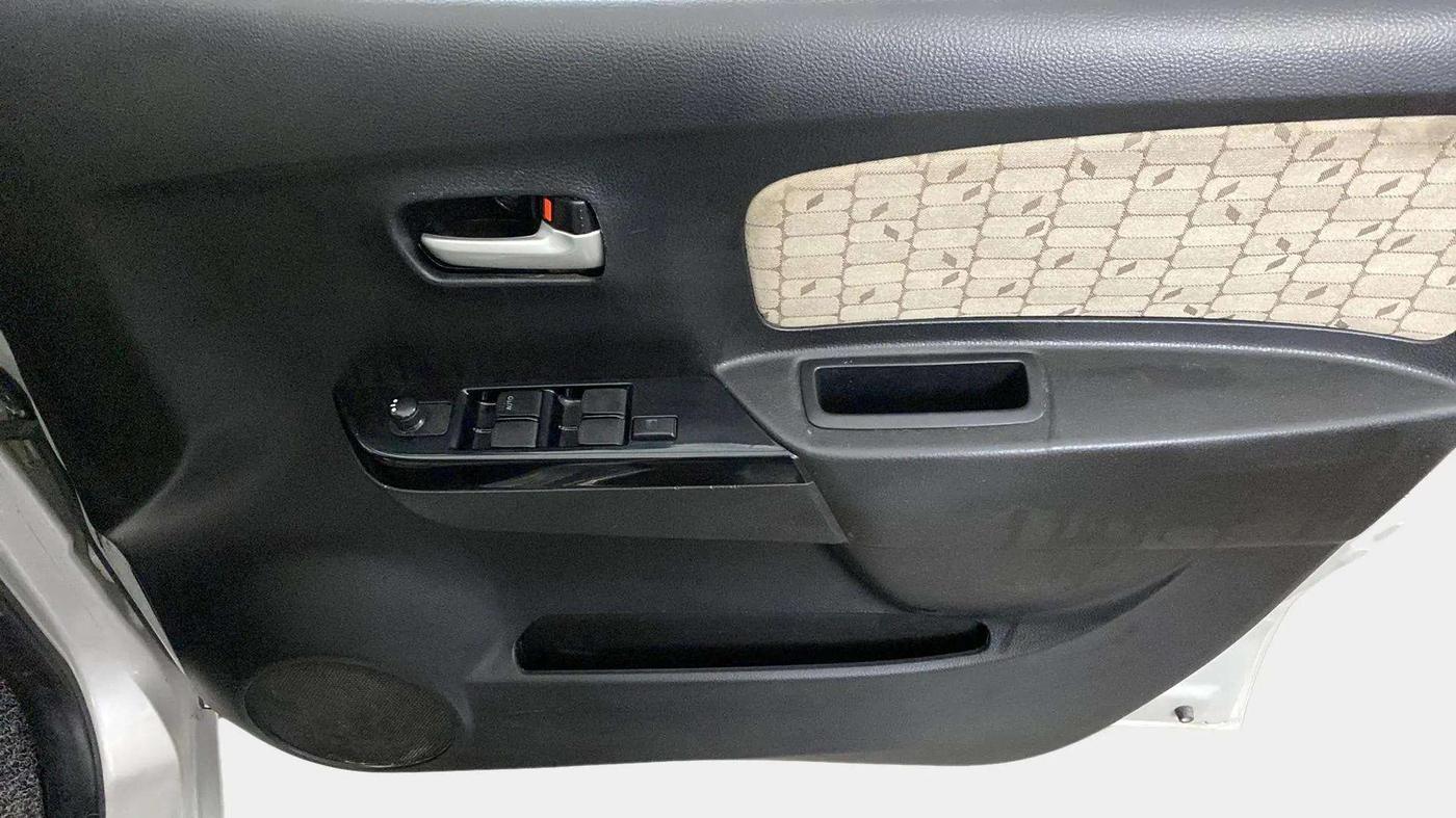 2017 Maruti Wagon R 1.0 VXI AMT, Petrol, Automatic, 28,047 km, Driver Side Door Panels Control