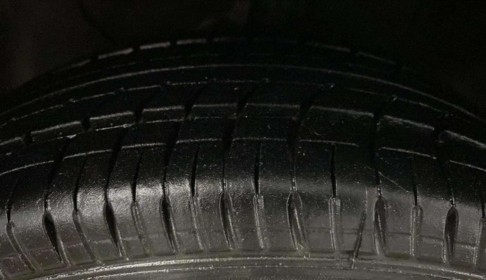 2016 Hyundai Elite i20 MAGNA 1.2, CNG, Manual, 74,129 km, Left Front Tyre Tread