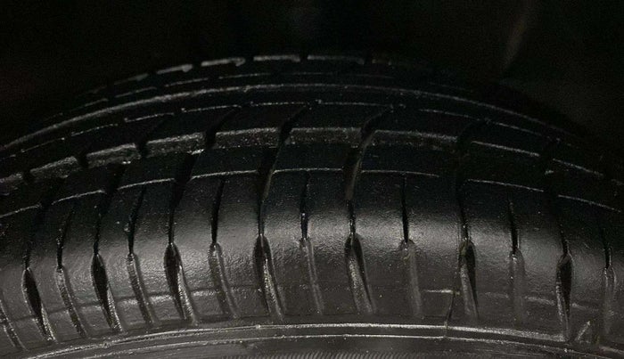 2016 Hyundai Elite i20 MAGNA 1.2, CNG, Manual, 74,129 km, Right Front Tyre Tread