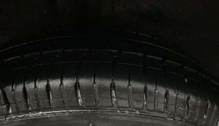 2016 Hyundai Elite i20 MAGNA 1.2, CNG, Manual, 74,129 km, Right Rear Tyre Tread