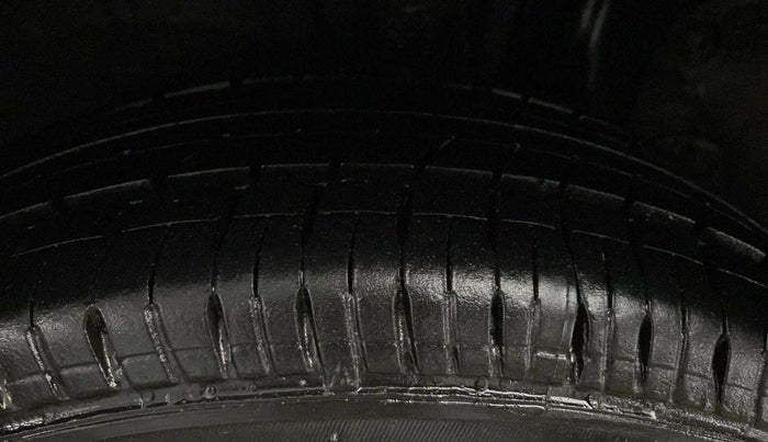 2016 Hyundai Elite i20 MAGNA 1.2, CNG, Manual, 74,129 km, Left Rear Tyre Tread