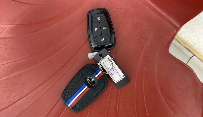 2024 Tata NEXON CREATIVE + SUNROOF AMT DUAL TONE 1.5 DIESEL, Diesel, Automatic, 18,494 km, Key Close Up