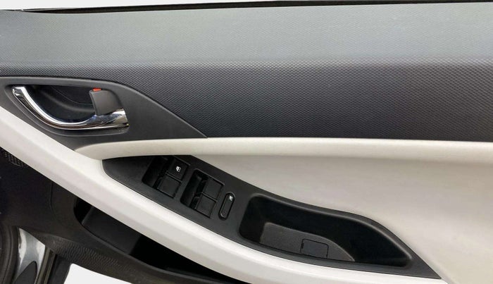 2024 Tata NEXON CREATIVE + SUNROOF AMT DUAL TONE 1.5 DIESEL, Diesel, Automatic, 18,494 km, Driver Side Door Panels Control