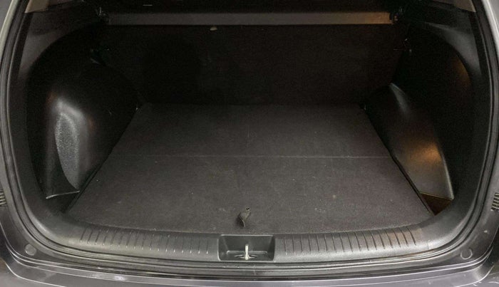 2017 Hyundai Creta SX PLUS 1.6 PETROL, Petrol, Manual, 56,603 km, Boot Inside