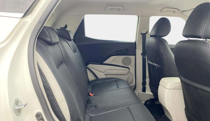 2019 Mahindra XUV300 W4 1.2 PETROL, Petrol, Manual, 70,745 km, Right Side Rear Door Cabin