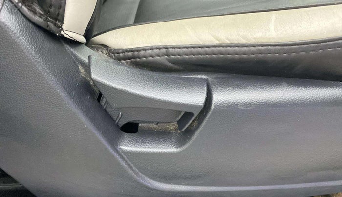 2019 Mahindra XUV300 W4 1.2 PETROL, Petrol, Manual, 70,745 km, Driver Side Adjustment Panel