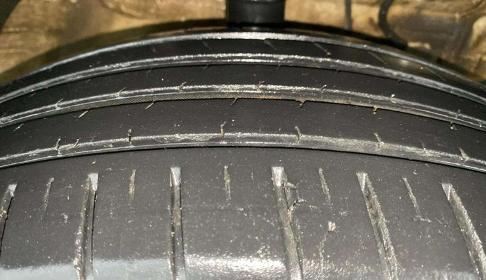 2019 Mahindra XUV300 W4 1.2 PETROL, Petrol, Manual, 70,745 km, Right Front Tyre Tread