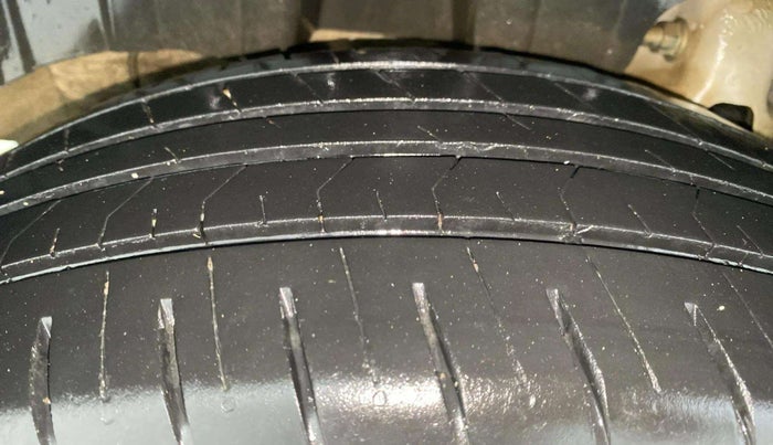 2019 Mahindra XUV300 W4 1.2 PETROL, Petrol, Manual, 70,745 km, Right Rear Tyre Tread