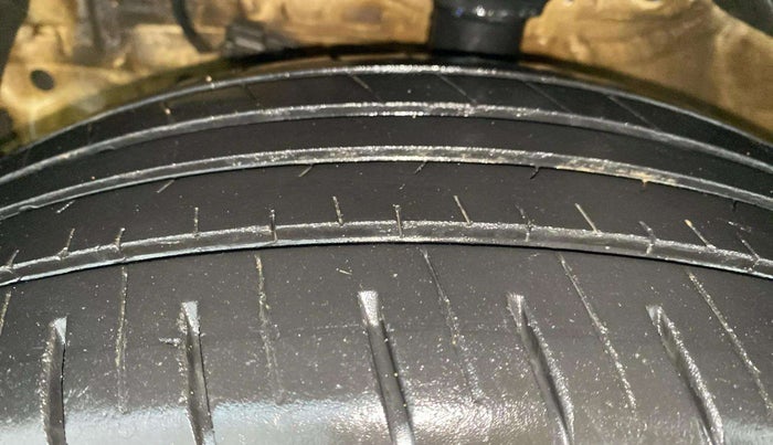 2019 Mahindra XUV300 W4 1.2 PETROL, Petrol, Manual, 70,745 km, Left Front Tyre Tread