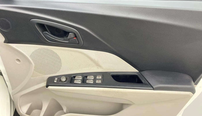 2019 Mahindra XUV300 W4 1.2 PETROL, Petrol, Manual, 70,745 km, Driver Side Door Panels Control