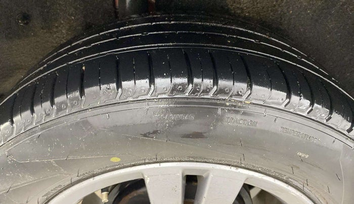 2017 Maruti Vitara Brezza ZDI, Diesel, Manual, 1,12,680 km, Right Rear Tyre Tread