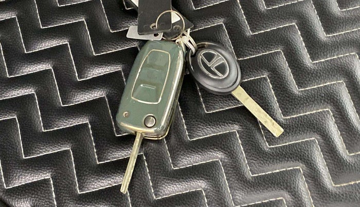 2022 Tata NEXON XZ PETROL, CNG, Manual, 33,390 km, Key Close Up