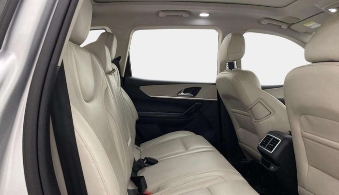 2023 Mahindra XUV700 AX 7 LUXURY P AT 7 STR, Petrol, Automatic, 19,218 km, Right Side Rear Door Cabin