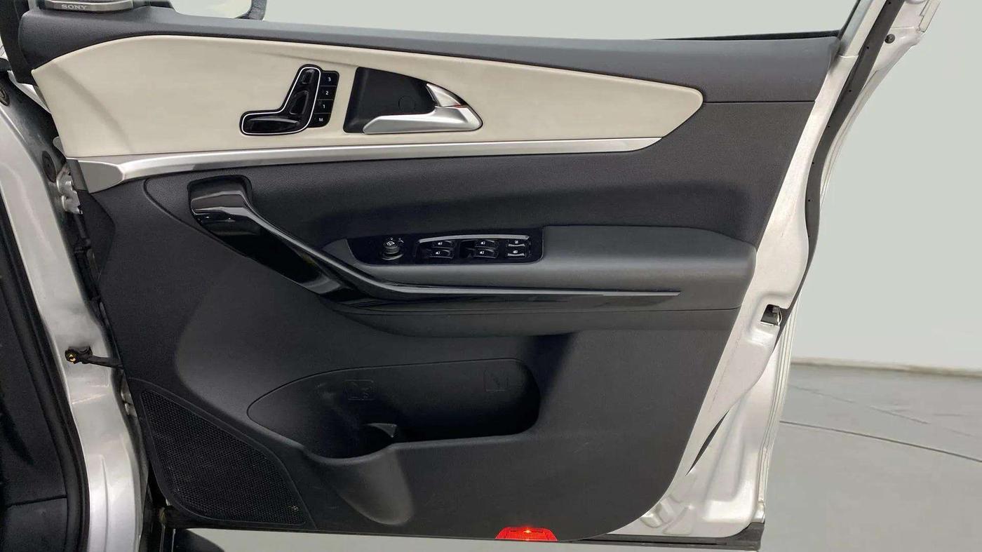 2023 Mahindra XUV700 AX 7 LUXURY P AT 7 STR, Petrol, Automatic, 19,311 km, Driver Side Door Panels Control