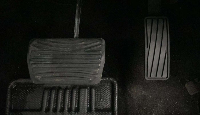2023 Mahindra XUV700 AX 7 LUXURY P AT 7 STR, Petrol, Automatic, 19,218 km, Pedals