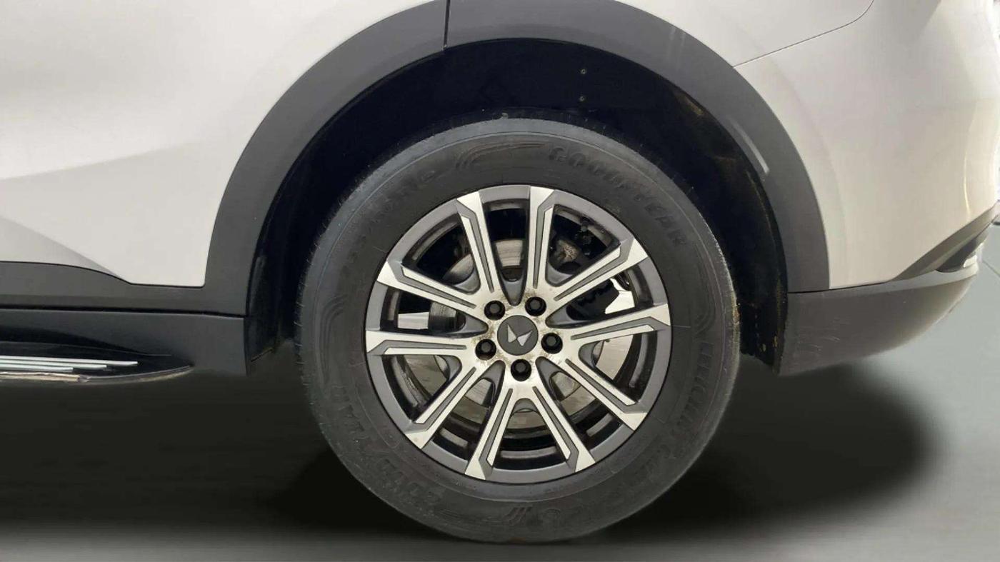 2023 Mahindra XUV700 AX 7 LUXURY P AT 7 STR, Petrol, Automatic, 19,311 km, Left Rear Wheel