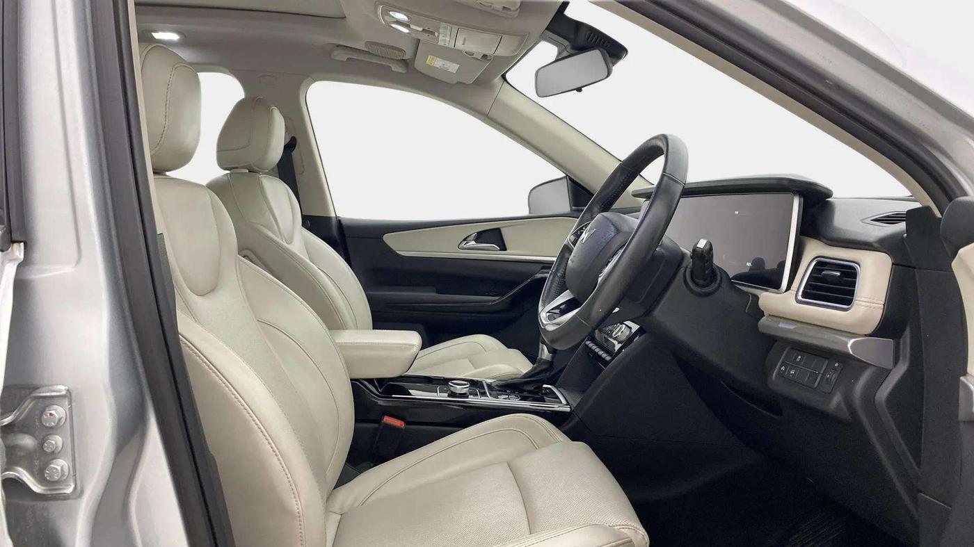 2023 Mahindra XUV700 AX 7 LUXURY P AT 7 STR, Petrol, Automatic, 19,311 km, Right Side Front Door Cabin