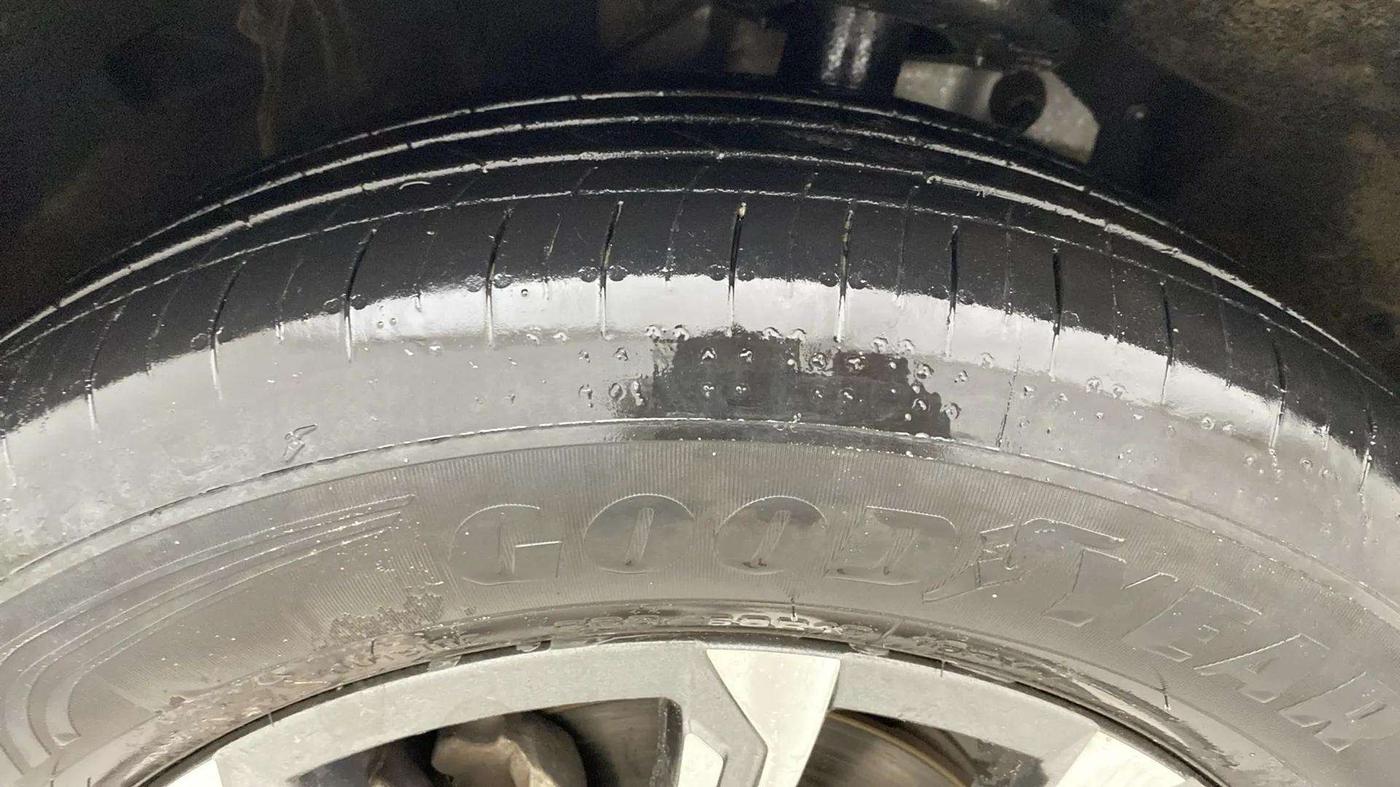 2023 Mahindra XUV700 AX 7 LUXURY P AT 7 STR, Petrol, Automatic, 19,311 km, Left Front Tyre Tread