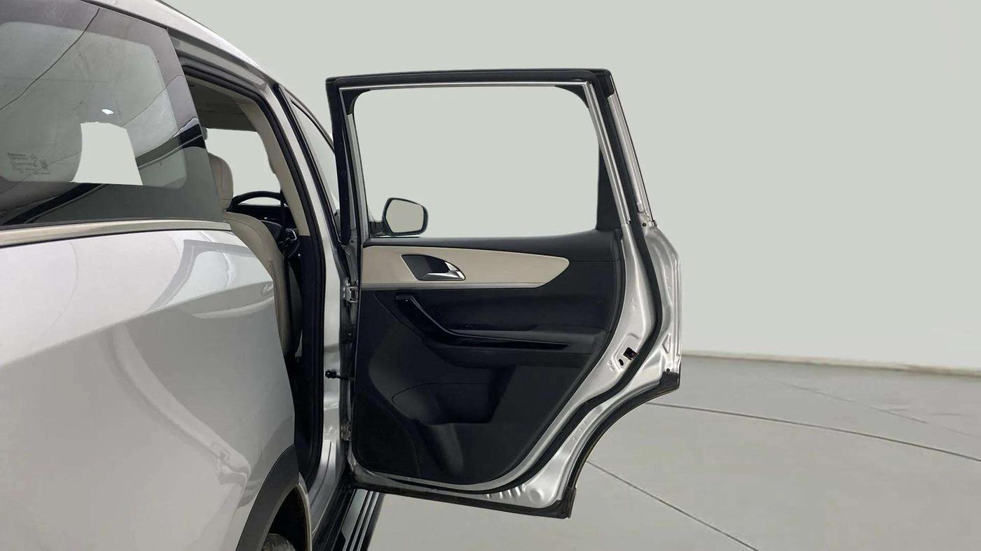 2023 Mahindra XUV700 AX 7 LUXURY P AT 7 STR, Petrol, Automatic, 19,311 km, RHS Rear Door