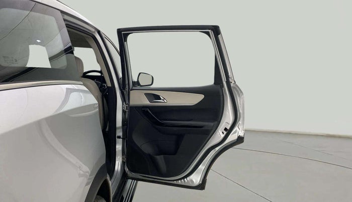 2023 Mahindra XUV700 AX 7 LUXURY P AT 7 STR, Petrol, Automatic, 19,218 km, RHS Rear Door