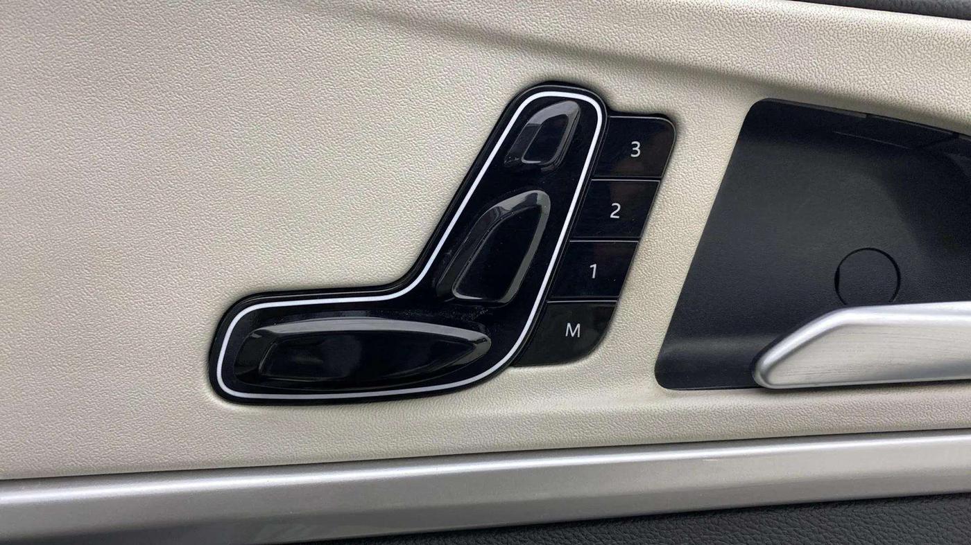 2023 Mahindra XUV700 AX 7 LUXURY P AT 7 STR, Petrol, Automatic, 19,311 km, Driver Side Adjustment Panel