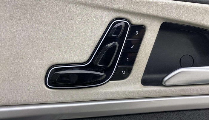 2023 Mahindra XUV700 AX 7 LUXURY P AT 7 STR, Petrol, Automatic, 19,218 km, Driver Side Adjustment Panel
