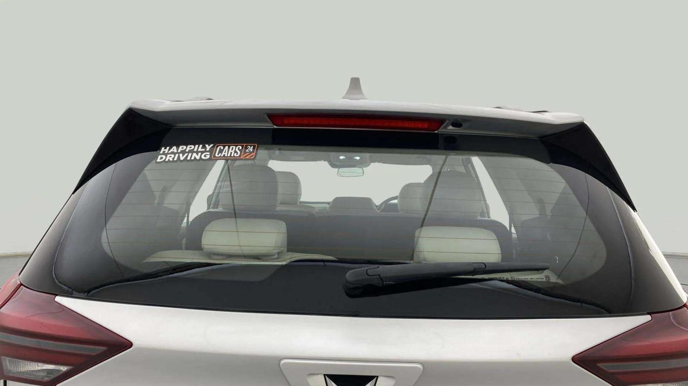 2023 Mahindra XUV700 AX 7 LUXURY P AT 7 STR, Petrol, Automatic, 19,311 km, Rear Windshield