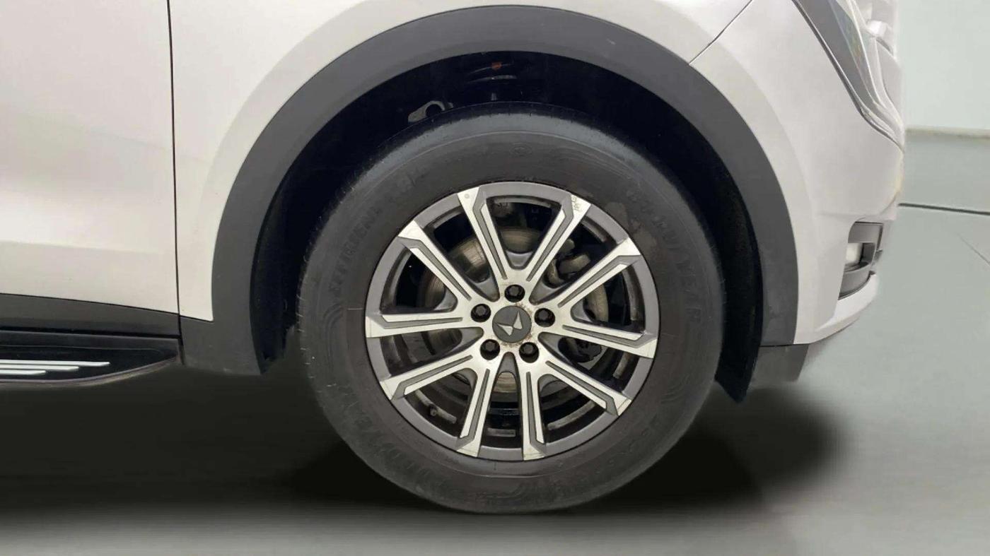 2023 Mahindra XUV700 AX 7 LUXURY P AT 7 STR, Petrol, Automatic, 19,311 km, Right Front Wheel