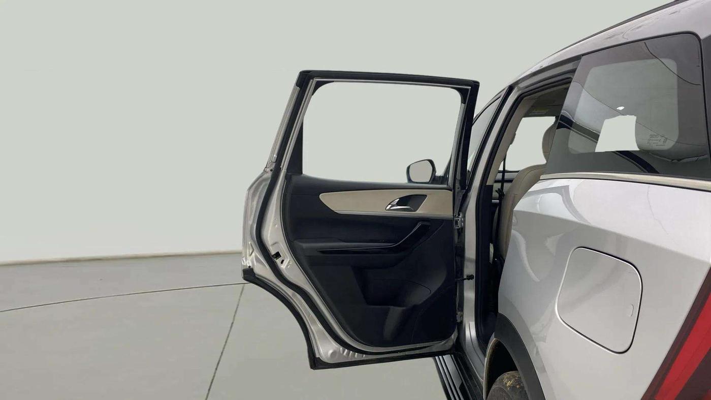 2023 Mahindra XUV700 AX 7 LUXURY P AT 7 STR, Petrol, Automatic, 19,311 km, LHS Rear Door