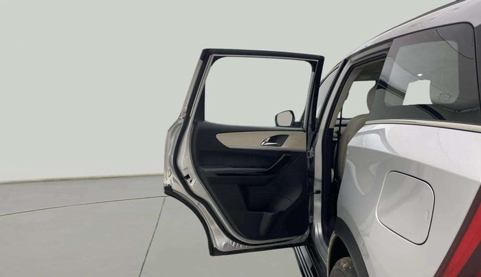 2023 Mahindra XUV700 AX 7 LUXURY P AT 7 STR, Petrol, Automatic, 19,218 km, LHS Rear Door