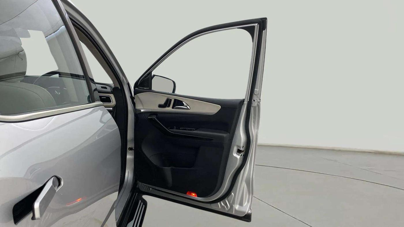 2023 Mahindra XUV700 AX 7 LUXURY P AT 7 STR, Petrol, Automatic, 19,311 km, RHS Front Door