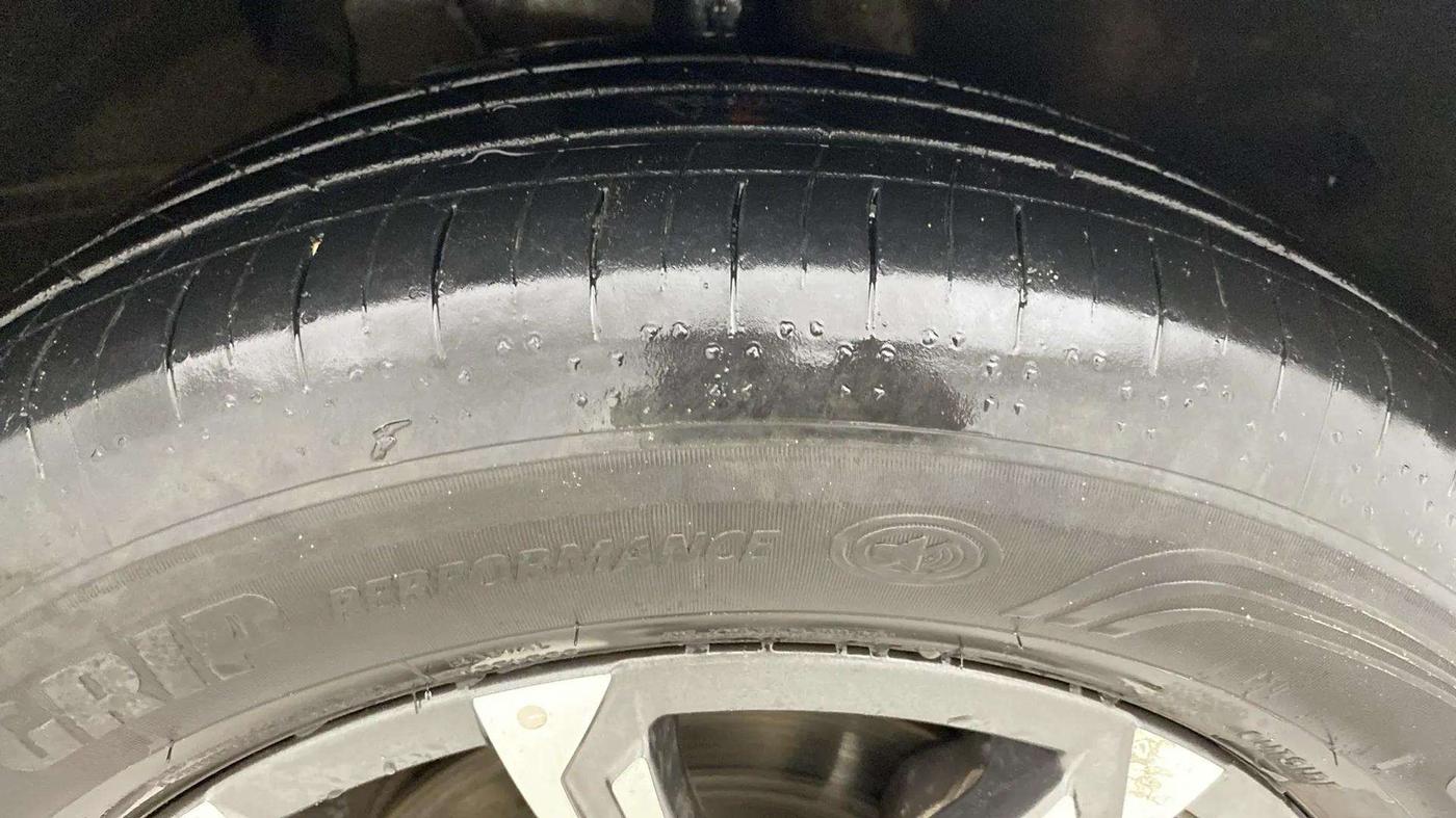 2023 Mahindra XUV700 AX 7 LUXURY P AT 7 STR, Petrol, Automatic, 19,311 km, Right Front Tyre Tread