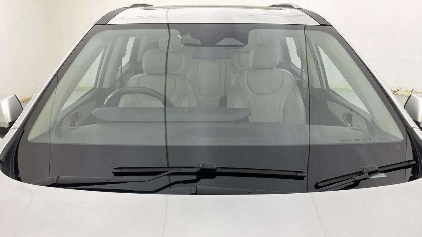 2023 Mahindra XUV700 AX 7 LUXURY P AT 7 STR, Petrol, Automatic, 19,311 km, Front Windshield