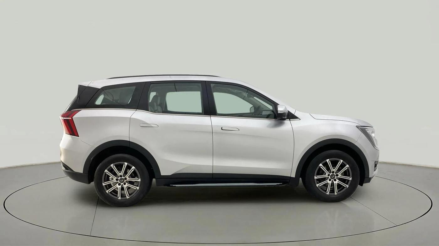 2023 Mahindra XUV700 AX 7 LUXURY P AT 7 STR, Petrol, Automatic, 19,311 km, Right Side View