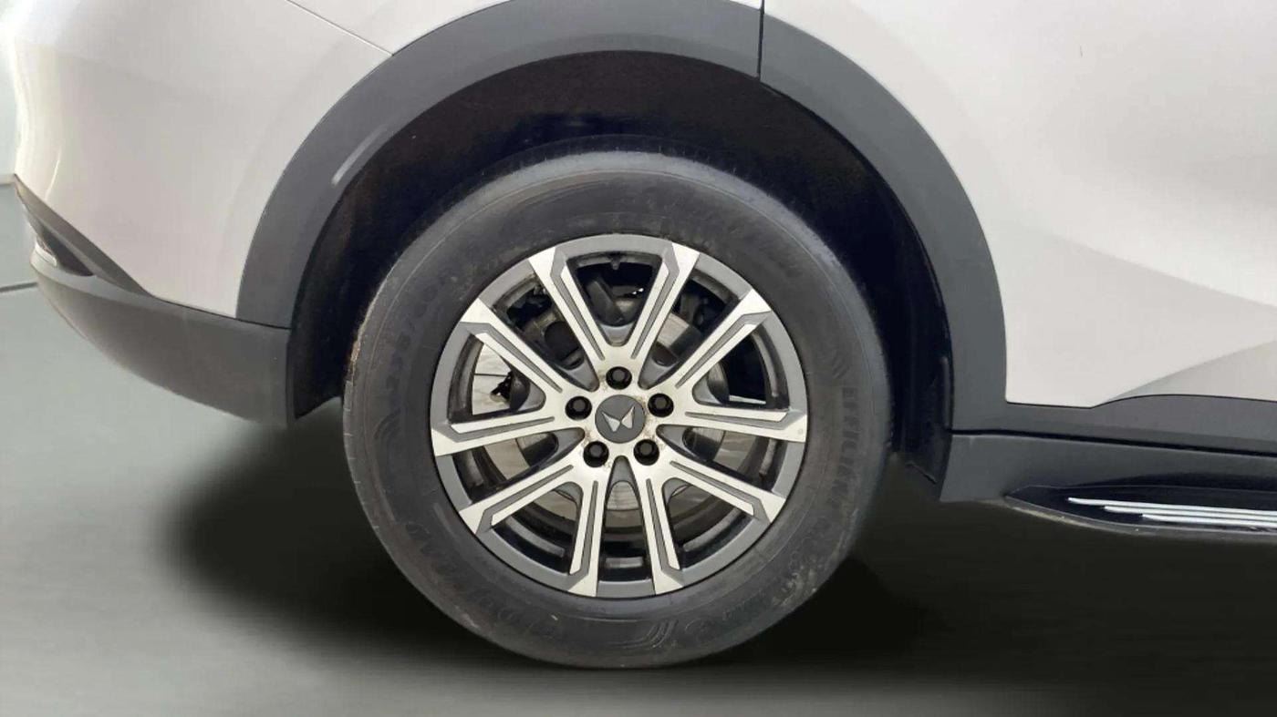 2023 Mahindra XUV700 AX 7 LUXURY P AT 7 STR, Petrol, Automatic, 19,311 km, Right Rear Wheel